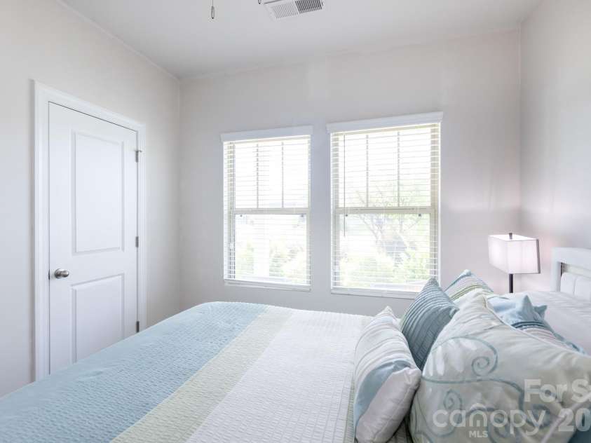11809 Red Leaf Drive, Charlotte, NC 28215.  MLS# CAR4397406, YatesRealty ID 36251. 
