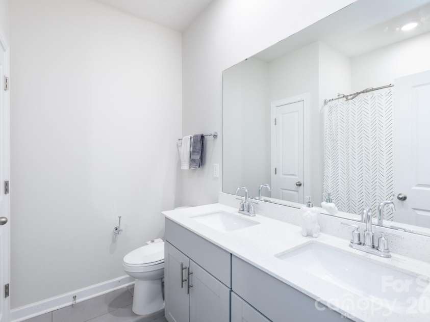 11809 Red Leaf Drive, Charlotte, NC 28215.  MLS# CAR4397406, YatesRealty ID 36251. 