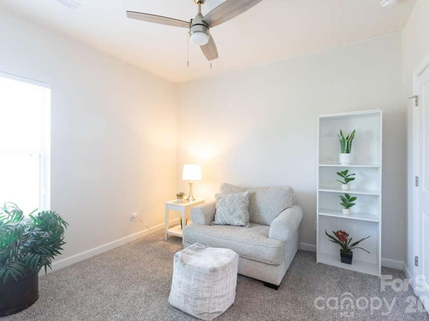 11809 Red Leaf Drive, Charlotte, NC 28215.  MLS# CAR4397406, YatesRealty ID 36251. 