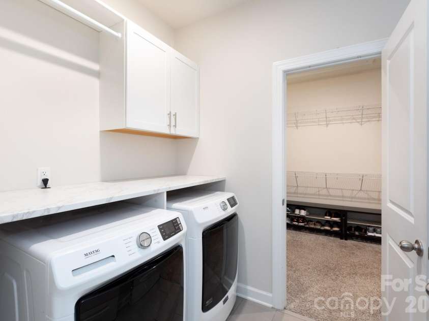 11809 Red Leaf Drive, Charlotte, NC 28215.  MLS# CAR4397406, YatesRealty ID 36251. 