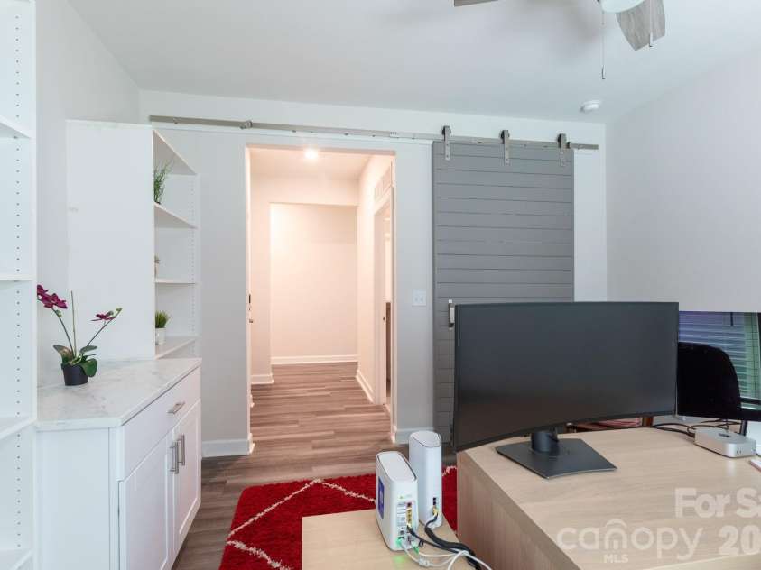 11809 Red Leaf Drive, Charlotte, NC 28215.  MLS# CAR4397406, YatesRealty ID 36251. 