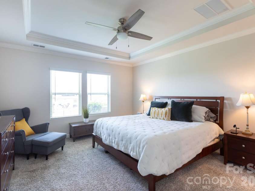 11809 Red Leaf Drive, Charlotte, NC 28215.  MLS# CAR4397406, YatesRealty ID 36251. 