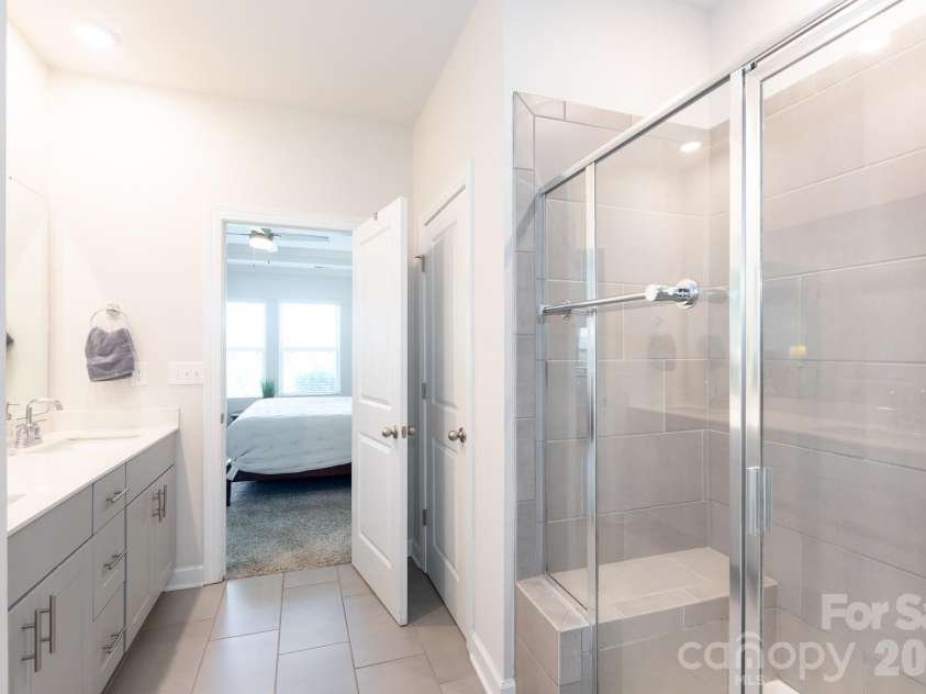 11809 Red Leaf Drive, Charlotte, NC 28215.  MLS# CAR4397406, YatesRealty ID 36251. 