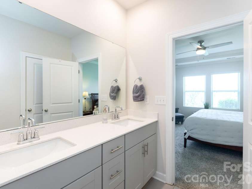 11809 Red Leaf Drive, Charlotte, NC 28215.  MLS# CAR4397406, YatesRealty ID 36251. 