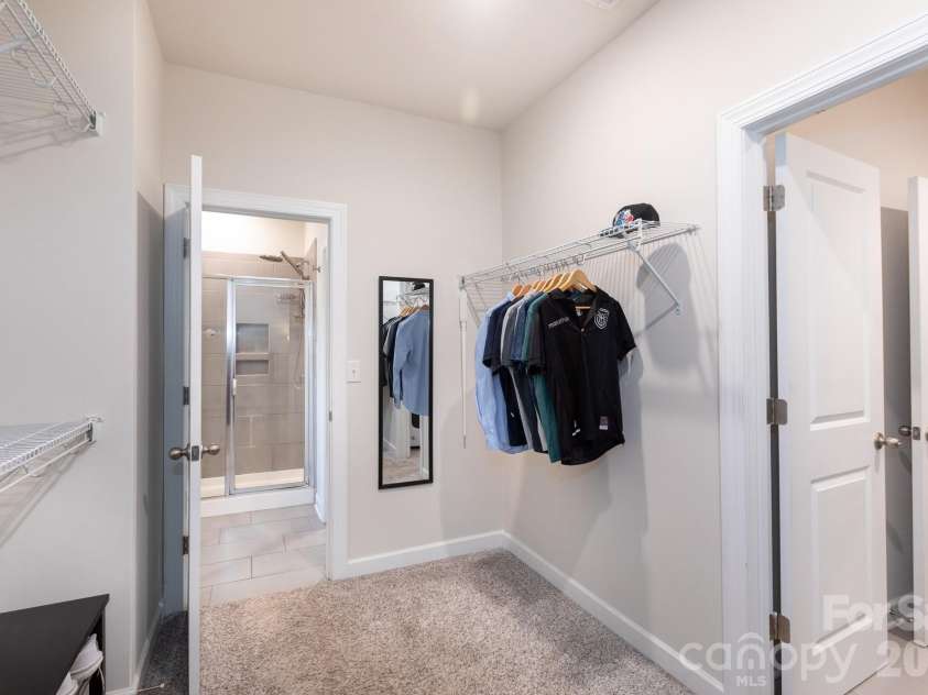 11809 Red Leaf Drive, Charlotte, NC 28215.  MLS# CAR4397406, YatesRealty ID 36251. 