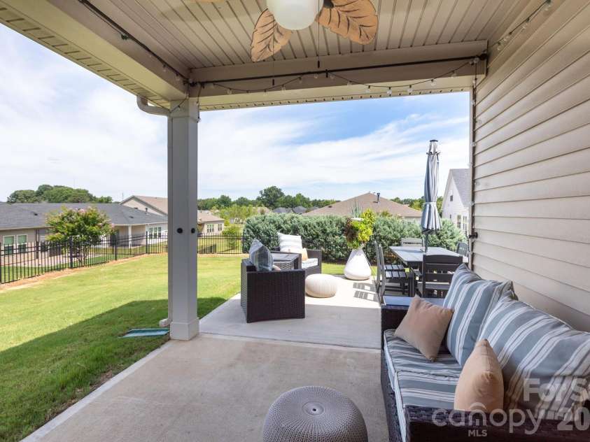 11809 Red Leaf Drive, Charlotte, NC 28215.  MLS# CAR4397406, YatesRealty ID 36251. 