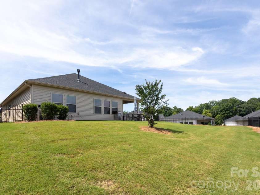 11809 Red Leaf Drive, Charlotte, NC 28215.  MLS# CAR4397406, YatesRealty ID 36251. 