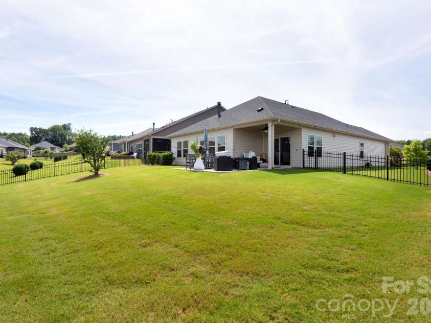 11809 Red Leaf Drive, Charlotte, NC 28215.  MLS# CAR4397406, YatesRealty ID 36251. 