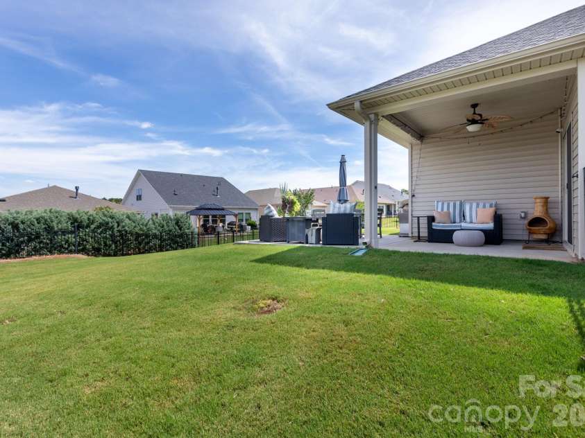 11809 Red Leaf Drive, Charlotte, NC 28215.  MLS# CAR4397406, YatesRealty ID 36251. 