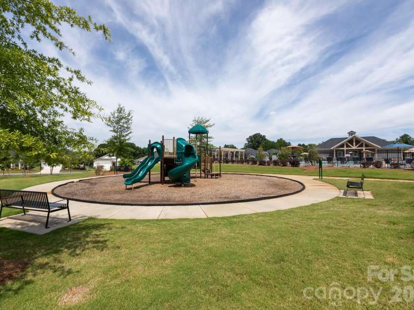 11809 Red Leaf Drive, Charlotte, NC 28215.  MLS# CAR4397406, YatesRealty ID 36251. 