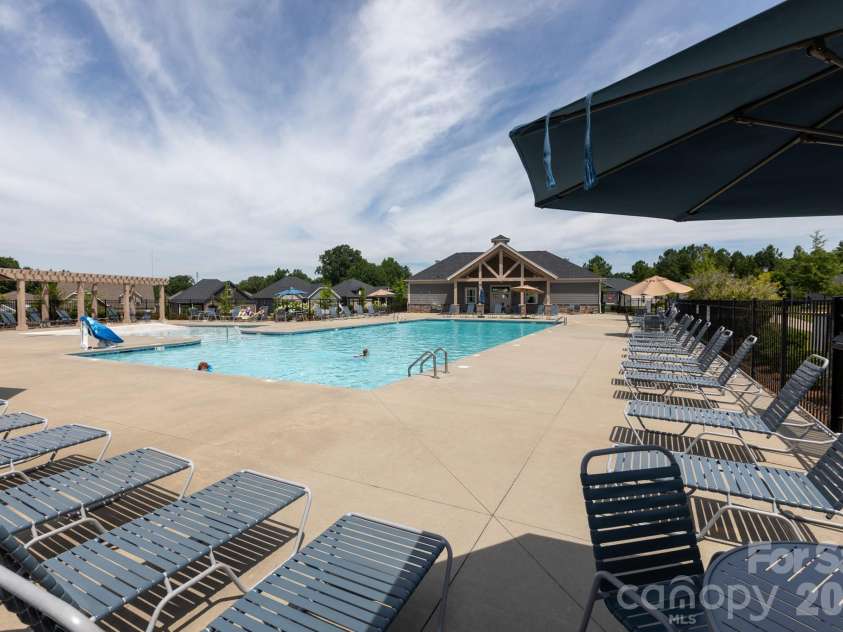 11809 Red Leaf Drive, Charlotte, NC 28215.  MLS# CAR4397406, YatesRealty ID 36251. 