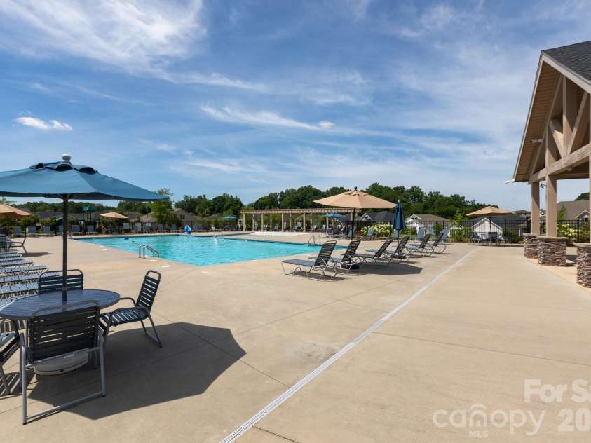 11809 Red Leaf Drive, Charlotte, NC 28215.  MLS# CAR4397406, YatesRealty ID 36251. 