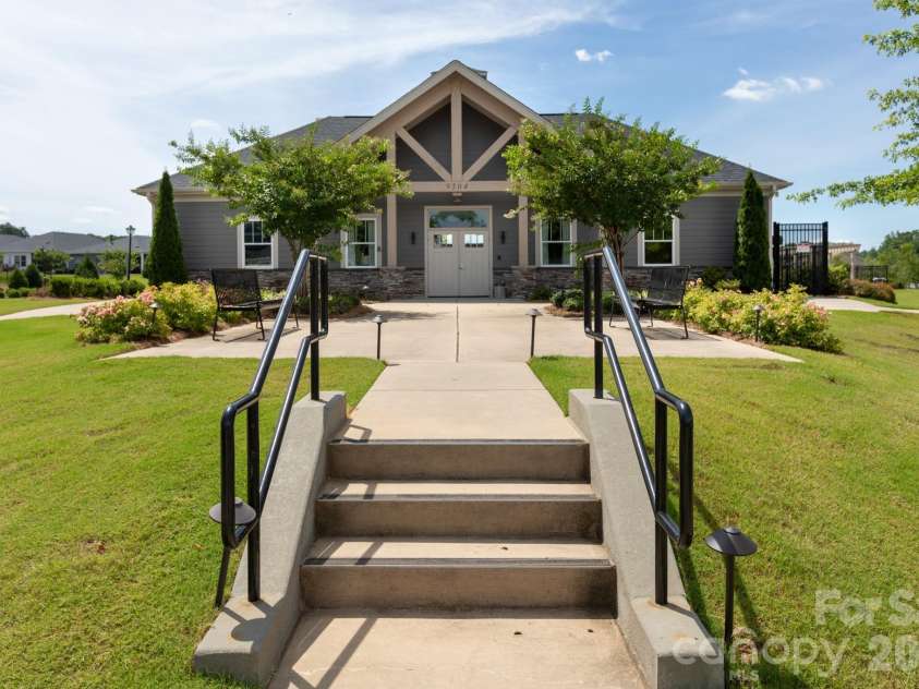 11809 Red Leaf Drive, Charlotte, NC 28215.  MLS# CAR4397406, YatesRealty ID 36251. 