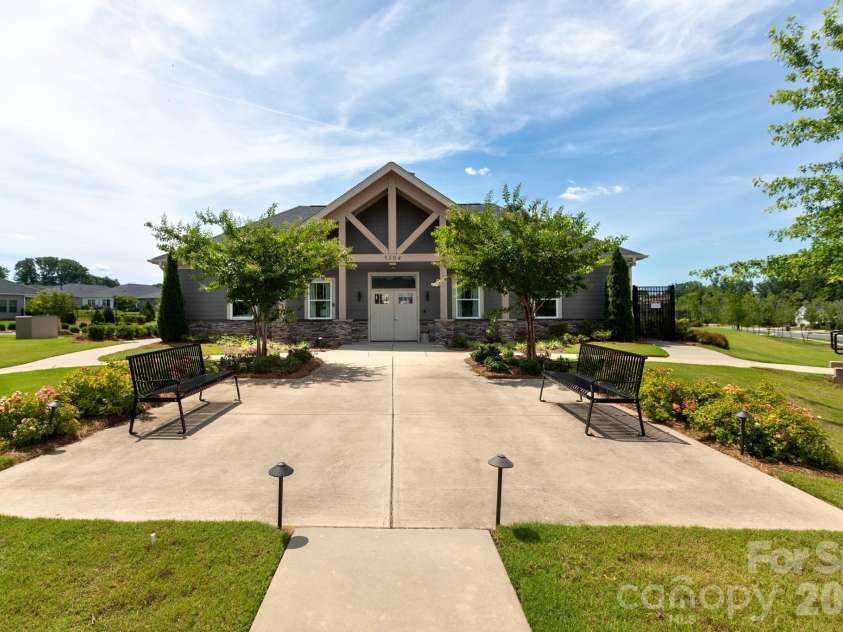 11809 Red Leaf Drive, Charlotte, NC 28215.  MLS# CAR4397406, YatesRealty ID 36251. 