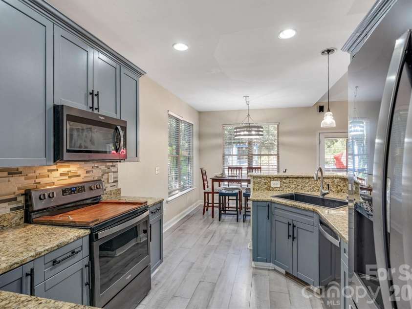 1915 Lynmore Drive, Sherrills Ford, NC 28673.  MLS# CAR4397837, YatesRealty ID 36252. Kitchen