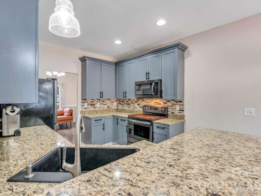1915 Lynmore Drive, Sherrills Ford, NC 28673.  MLS# CAR4397837, YatesRealty ID 36252. Kitchen