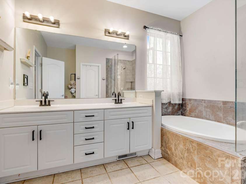 1915 Lynmore Drive, Sherrills Ford, NC 28673.  MLS# CAR4397837, YatesRealty ID 36252. Primary bathroom suite