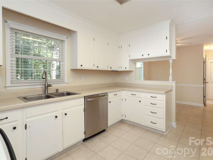 2248 Lawton Bluff Road, Charlotte, NC 28226.  MLS# CAR4399037, YatesRealty ID 36254. 