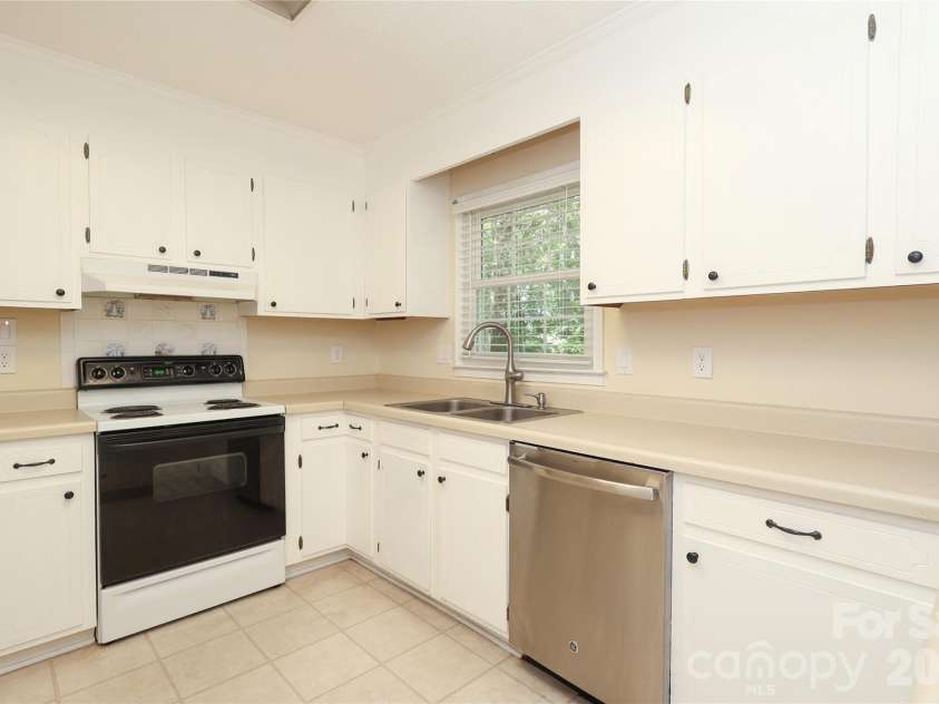 2248 Lawton Bluff Road, Charlotte, NC 28226.  MLS# CAR4399037, YatesRealty ID 36254. 