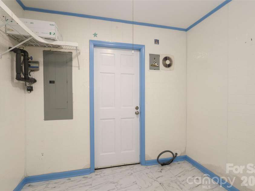 2248 Lawton Bluff Road, Charlotte, NC 28226.  MLS# CAR4399037, YatesRealty ID 36254. 