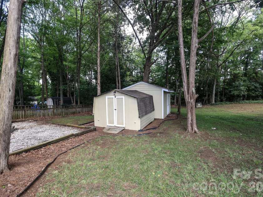 2248 Lawton Bluff Road, Charlotte, NC 28226.  MLS# CAR4399037, YatesRealty ID 36254. 