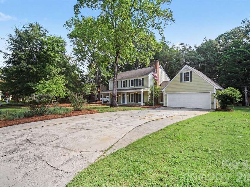 2248 Lawton Bluff Road, Charlotte, NC 28226.  MLS# CAR4418434, YatesRealty ID 36254. Front Driveway