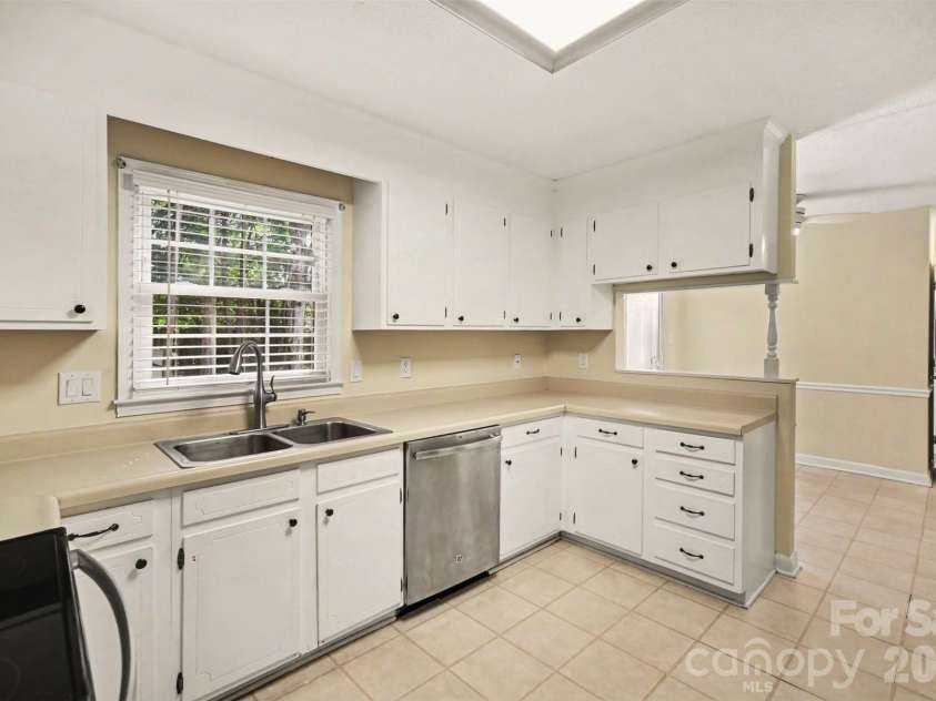 2248 Lawton Bluff Road, Charlotte, NC 28226.  MLS# CAR4418434, YatesRealty ID 36254. Kitchen