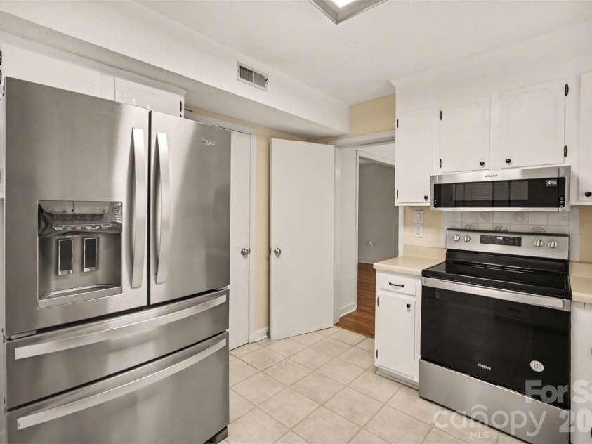 2248 Lawton Bluff Road, Charlotte, NC 28226.  MLS# CAR4418434, YatesRealty ID 36254. Kitchen