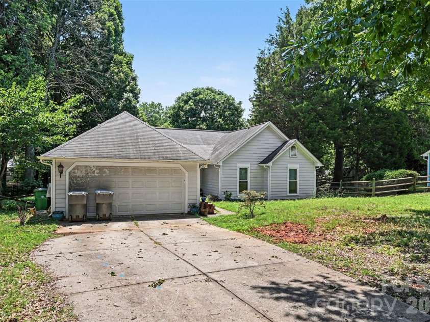 8410 Gidleigh Court, Charlotte, NC 28216.  MLS# CAR4398326, YatesRealty ID 36255. 2 car garage