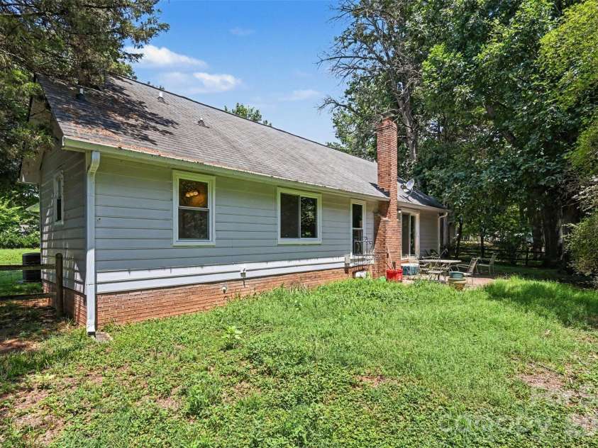 8410 Gidleigh Court, Charlotte, NC 28216.  MLS# CAR4398326, YatesRealty ID 36255. 