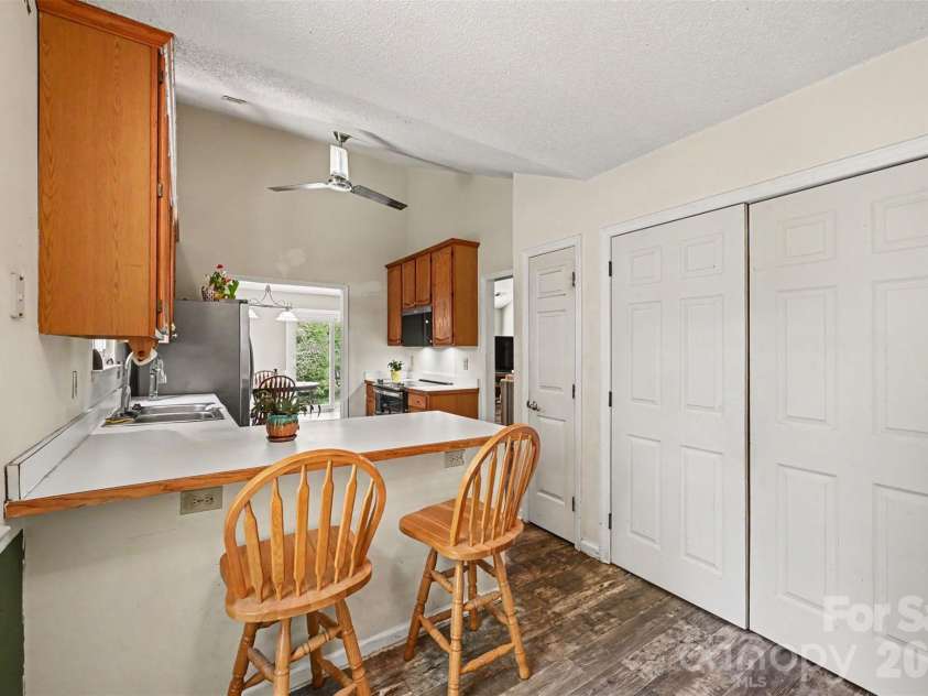 8410 Gidleigh Court, Charlotte, NC 28216.  MLS# CAR4398326, YatesRealty ID 36255. Breakfast area