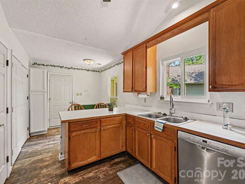 8410 Gidleigh Court, Charlotte, NC 28216.  MLS# CAR4398326, YatesRealty ID 36255. Casement Windows