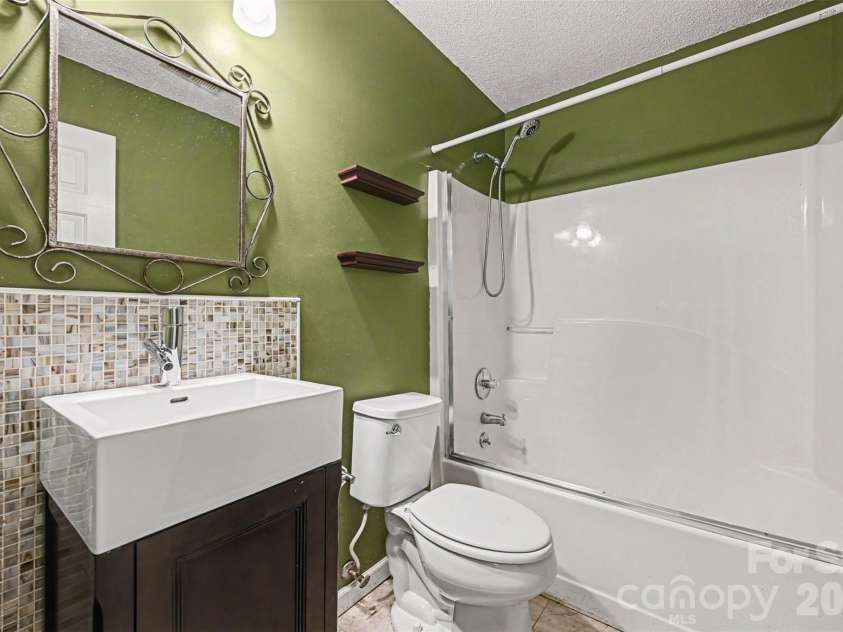 8410 Gidleigh Court, Charlotte, NC 28216.  MLS# CAR4398326, YatesRealty ID 36255. Hall Bath