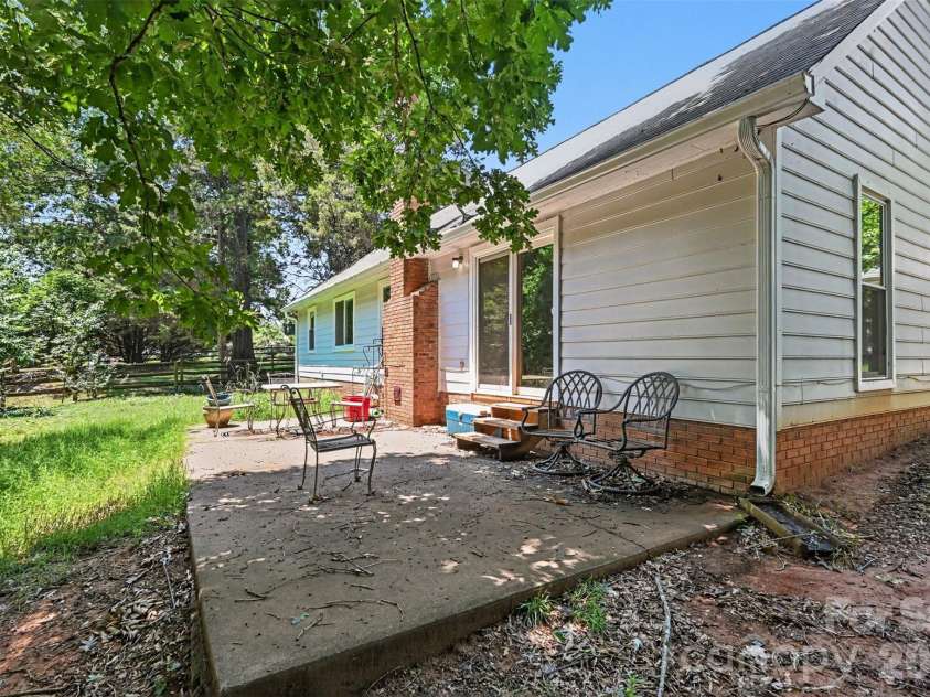 8410 Gidleigh Court, Charlotte, NC 28216.  MLS# CAR4398326, YatesRealty ID 36255. Large concrete pad