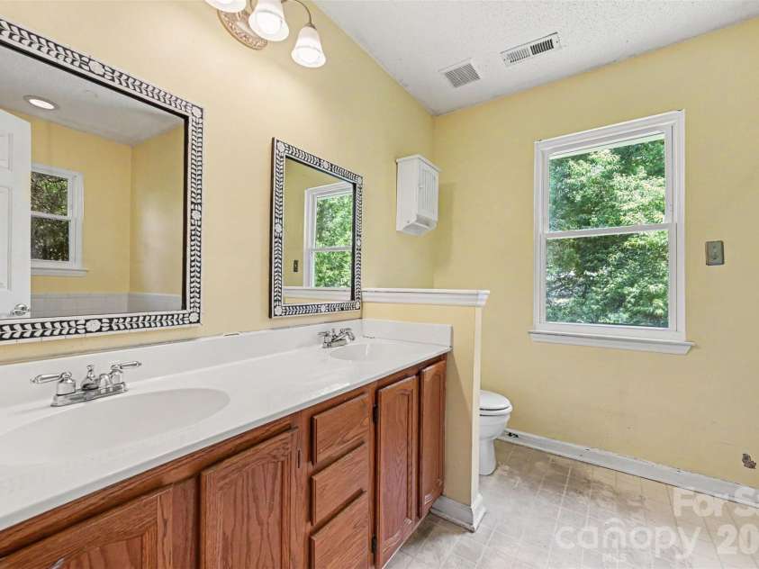 8410 Gidleigh Court, Charlotte, NC 28216.  MLS# CAR4398326, YatesRealty ID 36255. Main Bath