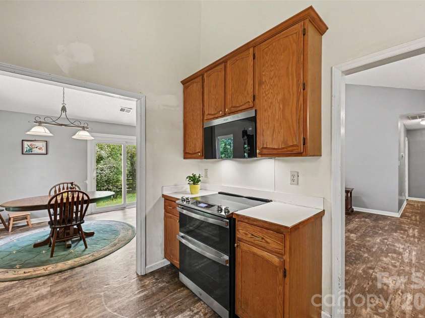 8410 Gidleigh Court, Charlotte, NC 28216.  MLS# CAR4398326, YatesRealty ID 36255. New Appliances