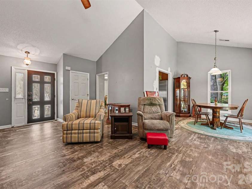 8410 Gidleigh Court, Charlotte, NC 28216.  MLS# CAR4398326, YatesRealty ID 36255. Open floor plan