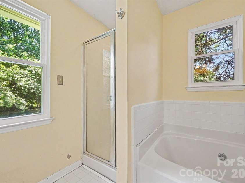 8410 Gidleigh Court, Charlotte, NC 28216.  MLS# CAR4398326, YatesRealty ID 36255. Separate Garden Tub