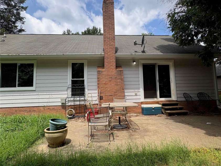 8410 Gidleigh Court, Charlotte, NC 28216.  MLS# CAR4398326, YatesRealty ID 36255. Spacious Backyard