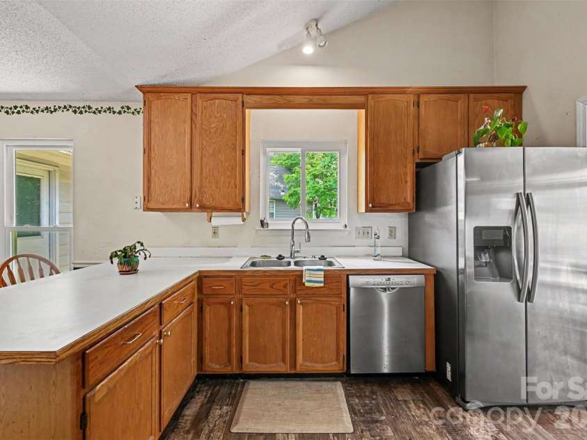 8410 Gidleigh Court, Charlotte, NC 28216.  MLS# CAR4398326, YatesRealty ID 36255. Spacious Kitchen