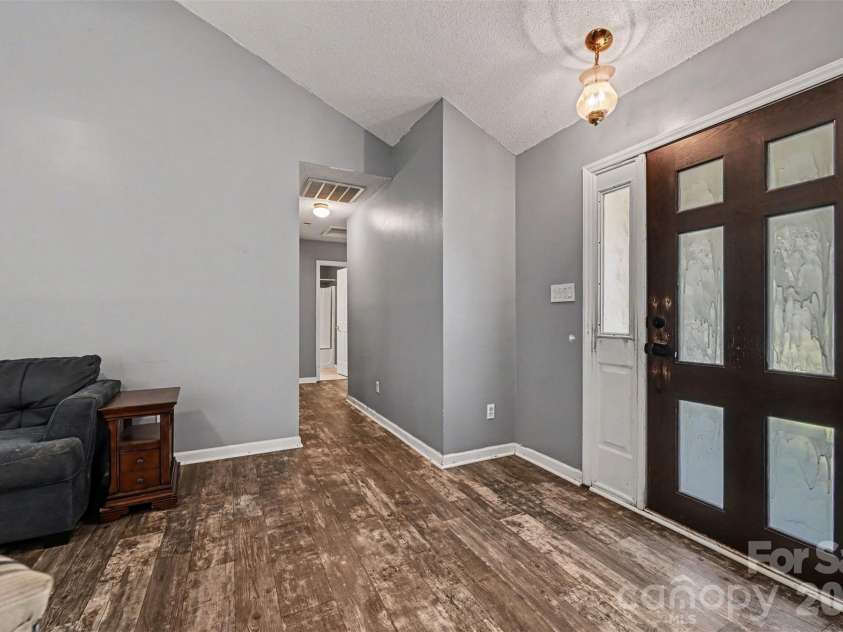 8410 Gidleigh Court, Charlotte, NC 28216.  MLS# CAR4398326, YatesRealty ID 36255. Vaulted ceilings