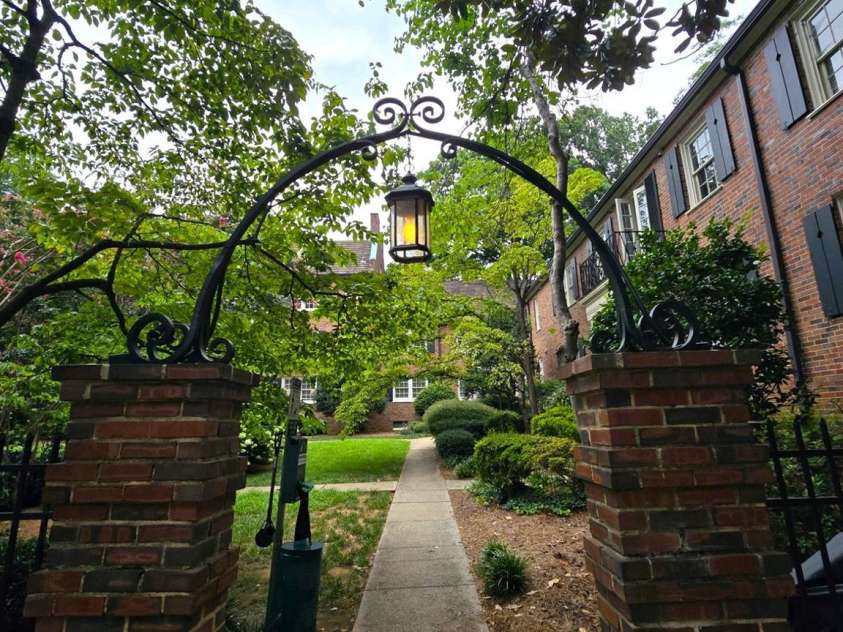 106 Colville Road, Charlotte, NC 28207.  MLS# CAR4396725, YatesRealty ID 36266. 