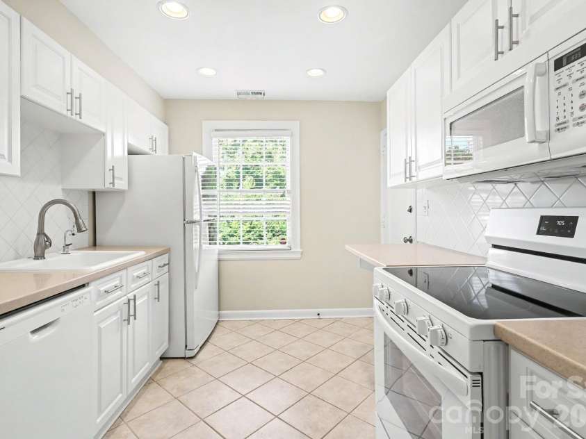 106 Colville Road, Charlotte, NC 28207.  MLS# CAR4396725, YatesRealty ID 36266. 