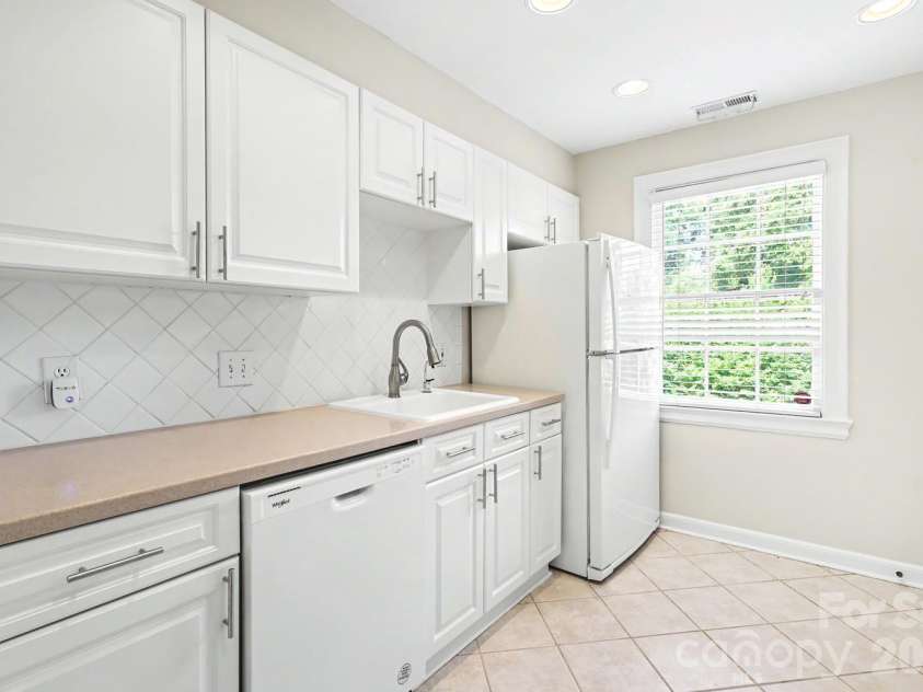 106 Colville Road, Charlotte, NC 28207.  MLS# CAR4396725, YatesRealty ID 36266. 