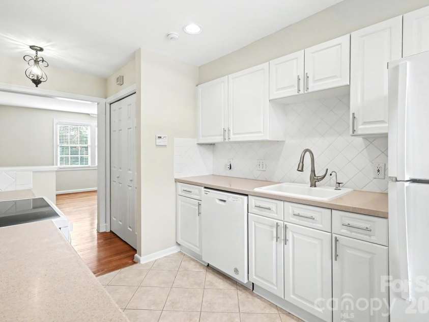 106 Colville Road, Charlotte, NC 28207.  MLS# CAR4396725, YatesRealty ID 36266. 