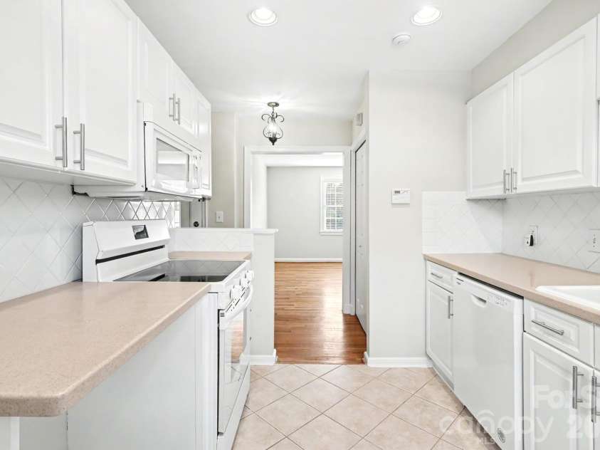 106 Colville Road, Charlotte, NC 28207.  MLS# CAR4396725, YatesRealty ID 36266. 