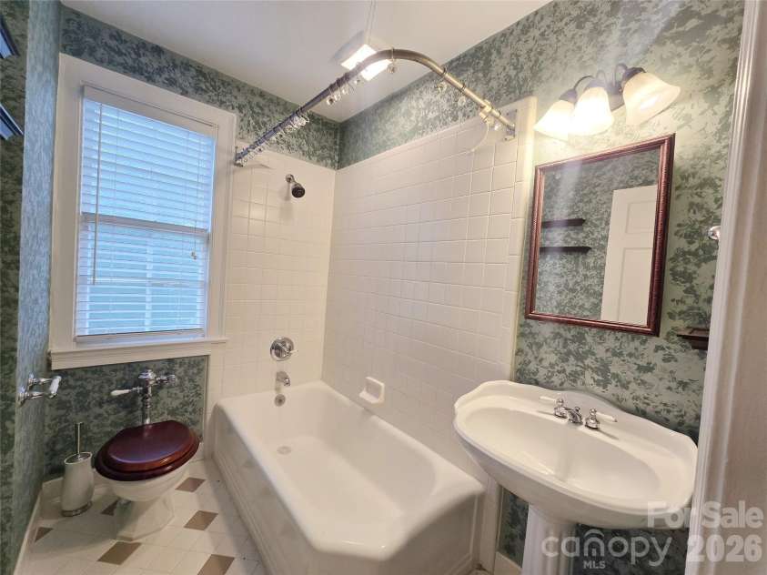 106 Colville Road, Charlotte, NC 28207.  MLS# CAR4396725, YatesRealty ID 36266. 