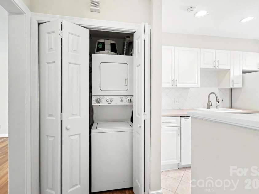 106 Colville Road, Charlotte, NC 28207.  MLS# CAR4396725, YatesRealty ID 36266. 