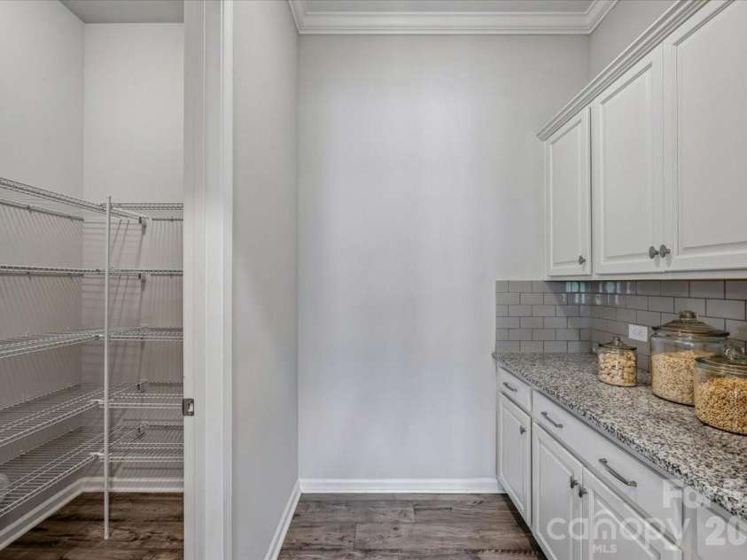 1427 Brooksland Place, Waxhaw, NC 28173.  MLS# CAR4398529, YatesRealty ID 36268. Butler's pantry & walk-in pantry