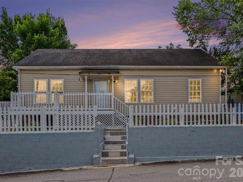 227 Hilltop Avenue, Concord, NC 28025.  MLS# CAR4398605, YatesRealty ID 36273. 
